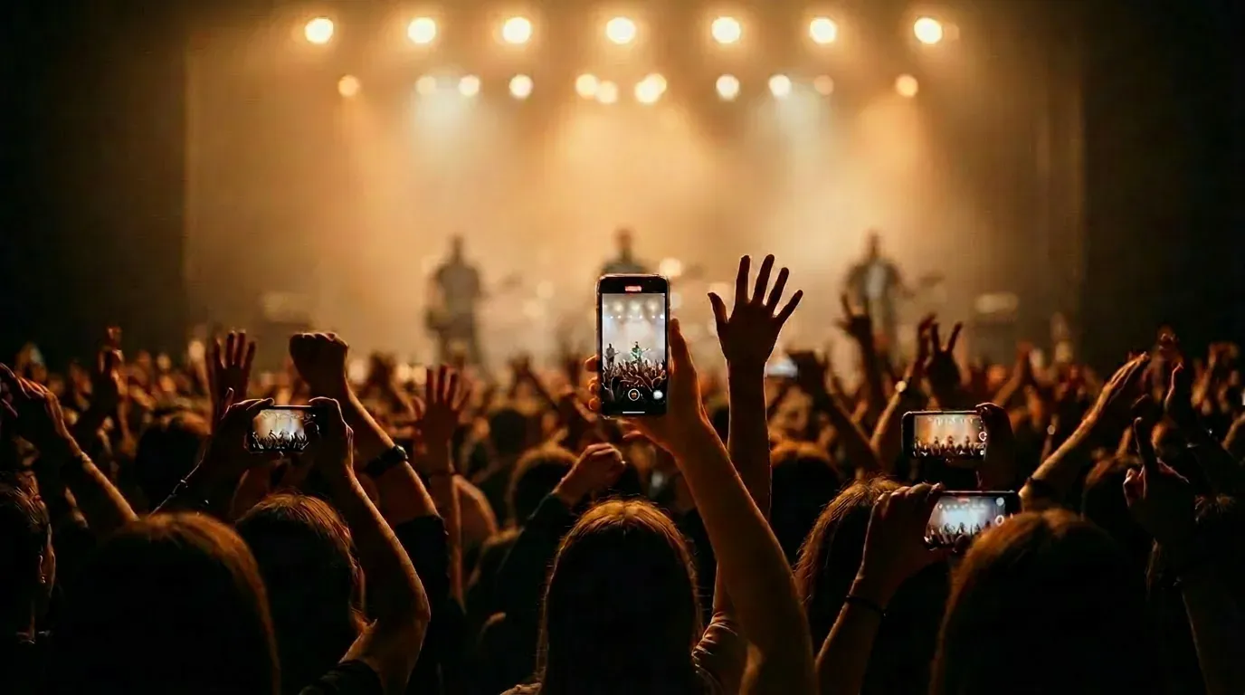 Casa de shows com público assistindo apresentação ao vivo